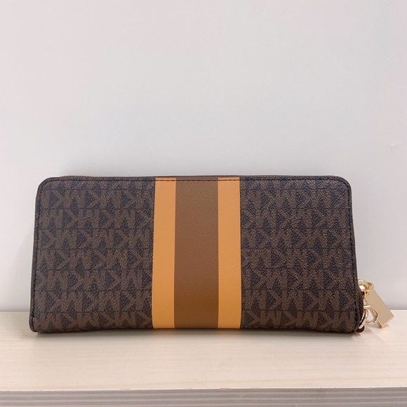 Michael Kors wallet - Picture 11 of 15